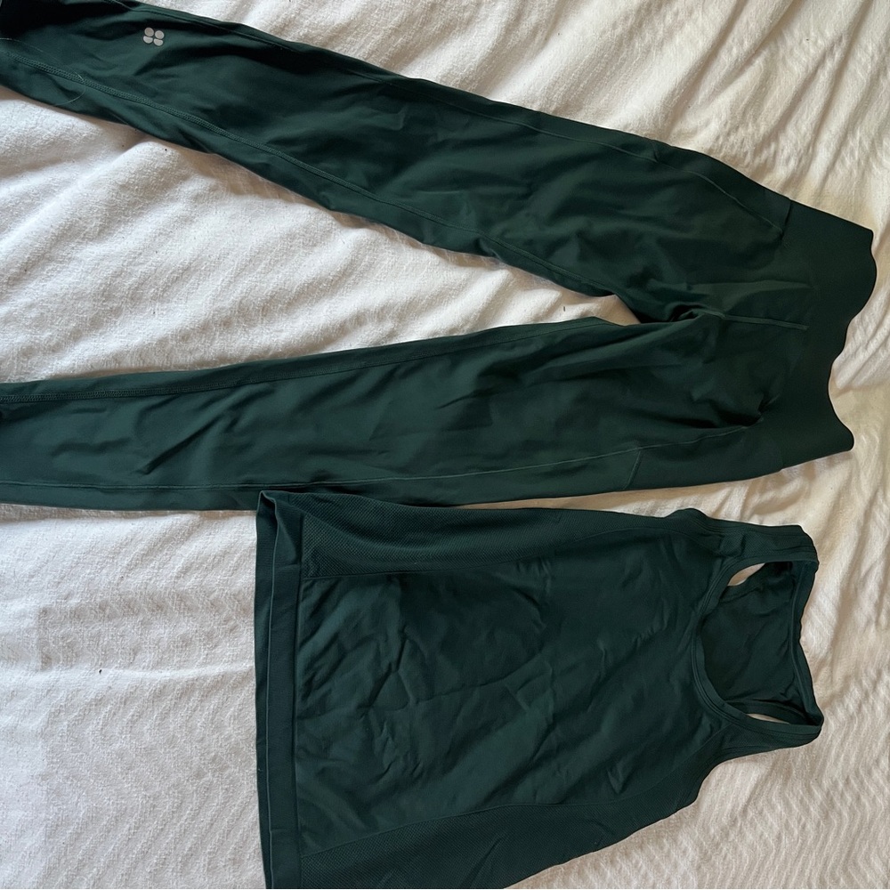 Dark Green Power, high waisted leggings and seamless workout tank